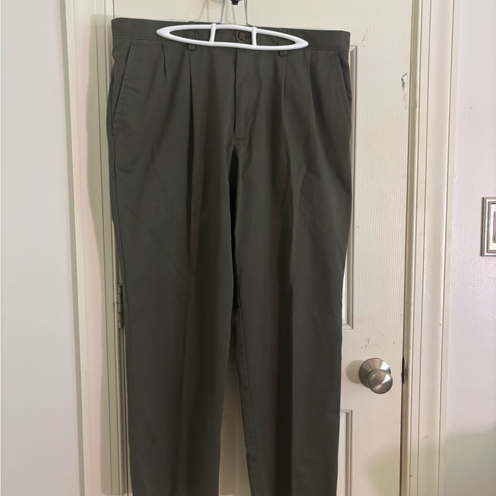 Dockers Men's Dark Olive Chinos (Straight Fit)